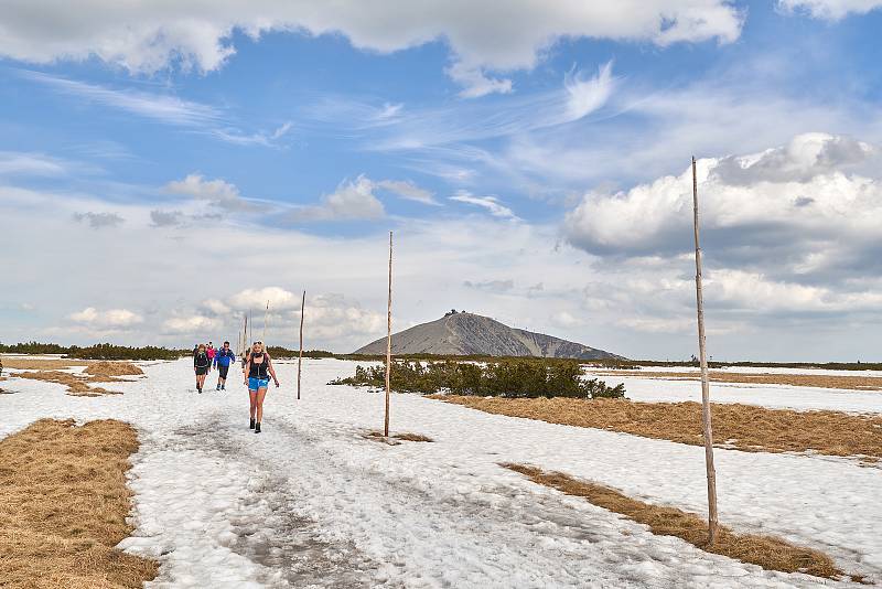 Druhý prodloužený květnový víkend využila řada lidí k výletům do hor a turistickým túrám v Krkonoších.