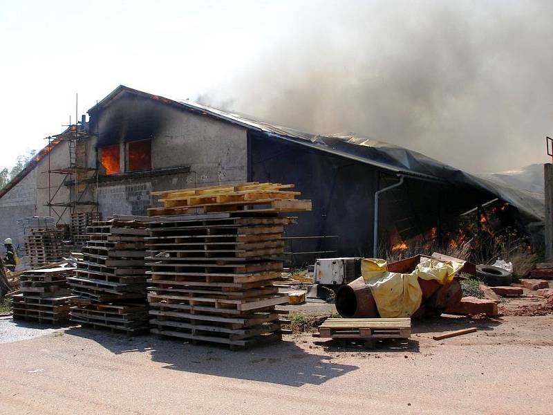 Požár skladu v Trutnově na Bojišti