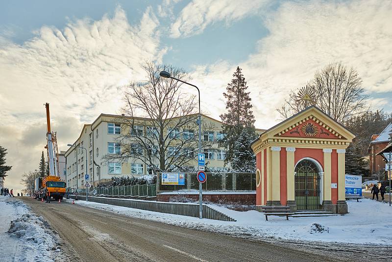 Pečlivá manipulace byla potřeba k umístění šest tun vážícího hlavního dílu magnetické rezonance do trutnovské nemocnice.