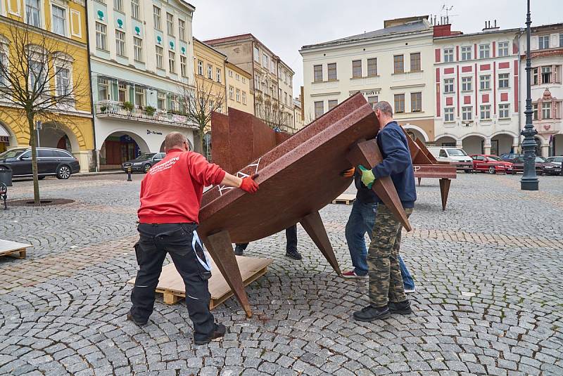 Ocelové klavíry na Krakonošově náměstí v Trutnově.