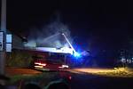 Rozsáhlý požár v areálu výrobny matrací v Roztokách u Jilemnice.