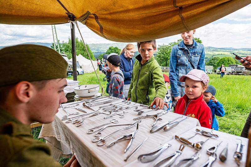 Sraz vojenské techniky u dělostřelecké tvrze Stachelberg přilákal stovky diváků.