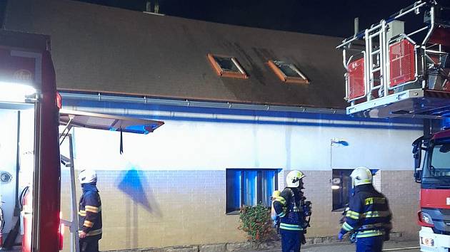 V sobotu pozdě večer hořelo v rodinném domě ve Dvoře Králové nad Labem v místní části Zboží.