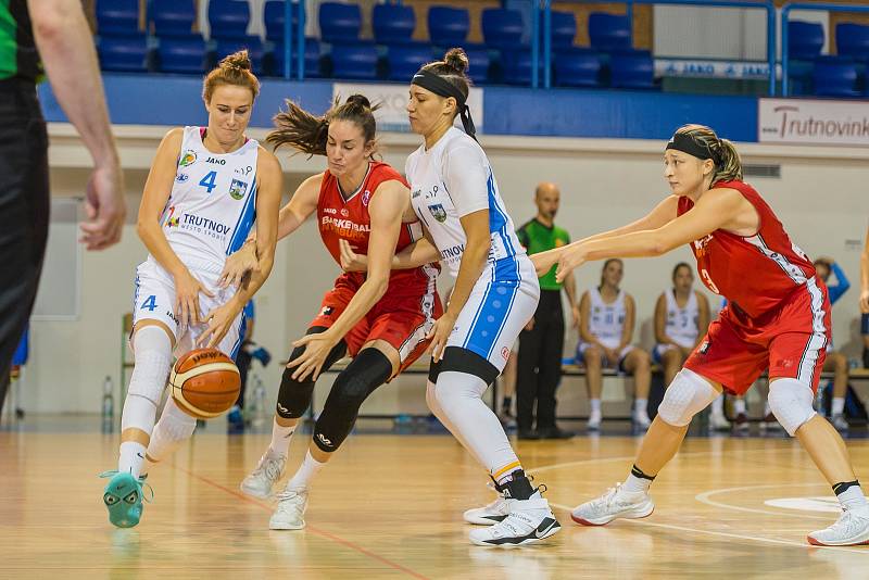 Z duelu Trutnov - Nymburk při basketbalovém turnaji O pohár města Trutnova.