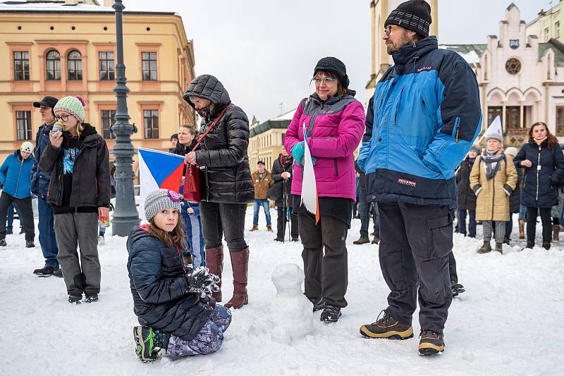 Demonstrace odpůrců protipandemických opatření v Trutnově na Krakonošově náměstí v neděli 23. ledna.