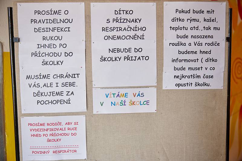 V Trutnově se v pondělí 26. dubna kompletně otevřely mateřské školy, děti zamířily i do MŠ Komenského.