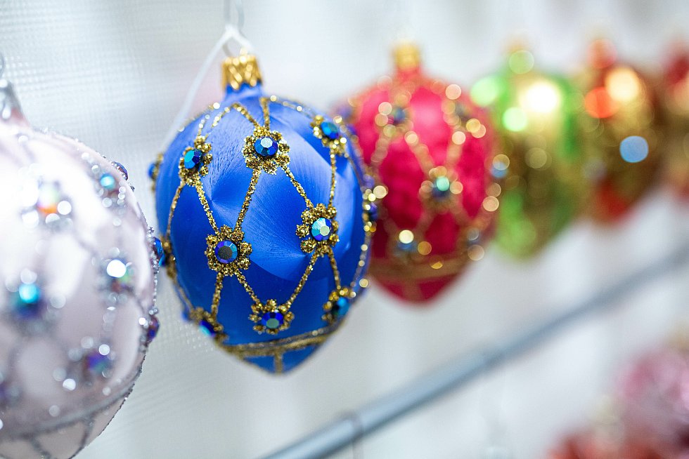 Fotogalerie: Ve Dvoře Králové vyrábějí zlaté prasátko s rouškou jako  vánoční ozdobu - Krkonošský deník