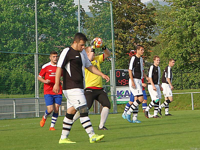 Dva slepené góly rozhodly zajímavý souboj vrchlabské rezervy (červené dresy) se Sokolem Bílá Třemešná (2:0).