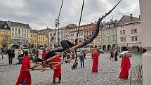 Trutnovský drak byl v sobotu vyzdvižen na věž Staré radnice na Krakonošově náměstí.