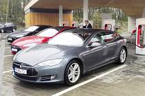 Elektromobil Tesla u nabíjecí stanice v Humpolci na D1.