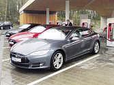 Elektromobil Tesla u nabíjecí stanice v Humpolci na D1.
