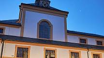 Prostředí barokního areálu hospitálu Kuks se proměnilo v jeviště muzikálu Noc na Karlštejně.