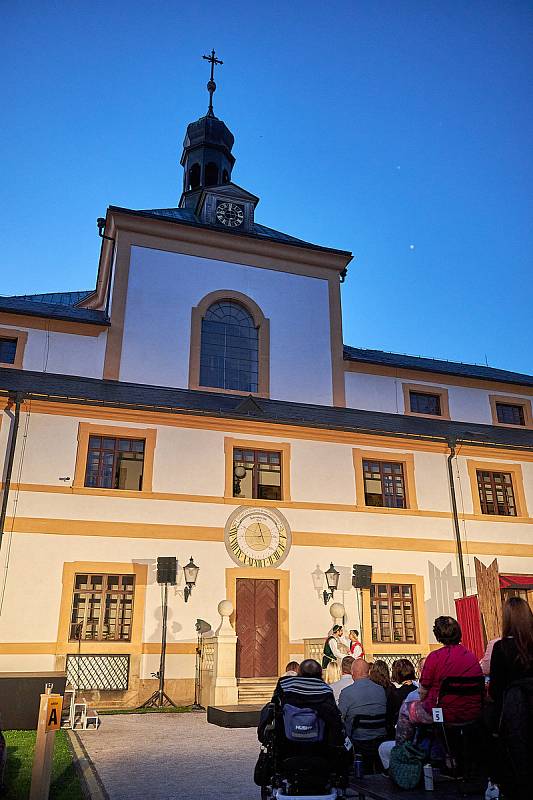 Prostředí barokního areálu hospitálu Kuks se proměnilo v jeviště muzikálu Noc na Karlštejně.