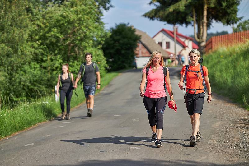 Čtyřiačtyřicátý ročník nočního výstupu z Dolní Kalné na Sněžku za východem Slunce absolvovalo 585 účastníků.