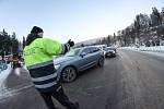 V sobotu byl vjezd do Špindlerova Mlýna po náporu aut uzavřený, v neděli byl provoz klidnější. Lidé měli k dispozici z Vrchlabí kyvadlovou autobusovou dopravu.