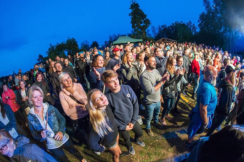 Kapela Tata Bojs koncertovala u Štěrbovy vily na Přehradě Les Království.