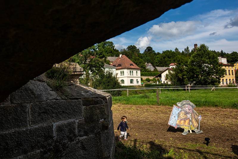 Trpaslíci v Kuksu - výstava při festivalu Theatrum Kuks. Trpaslíky vytvořily učitelky malby na Střední průmyslové škole kamenické a sochařské Hořice pod vedením Michaely Jezberové.