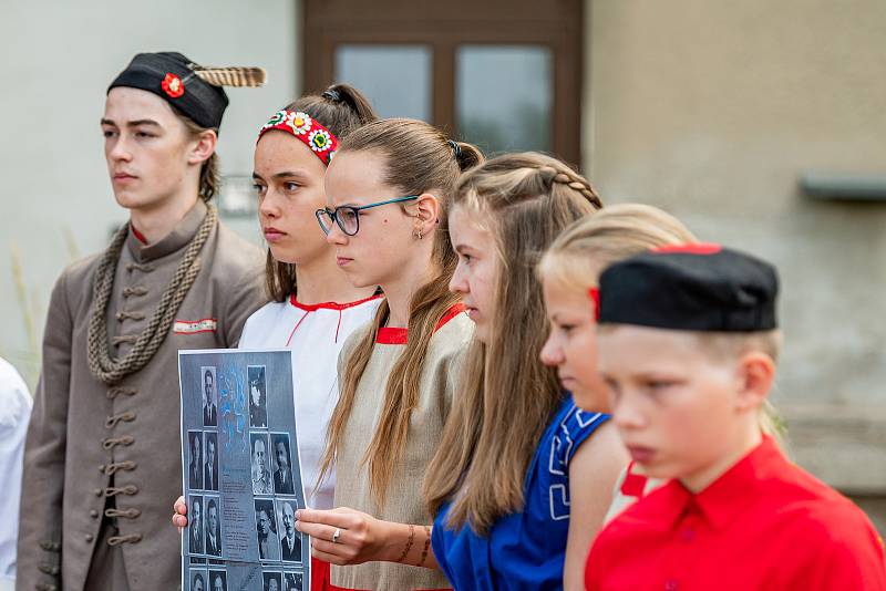 Odhalení kamenů zmizelých veliteli sokolské odbojové skupiny S 21 B Josefu Schejbalovi a jeho spolupracovníkovi Stanislavu Prouzovi v Malých Svatoňovicích.