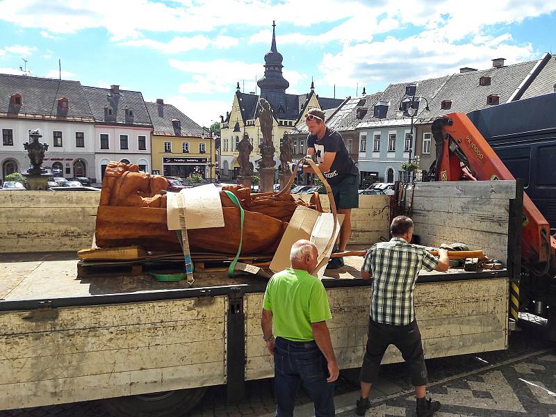 Dřevěný Krakonoš je zhotoven z dubového dřeva. I s holí je vysoký skoro tři metry a váží bezmála dvě tuny.