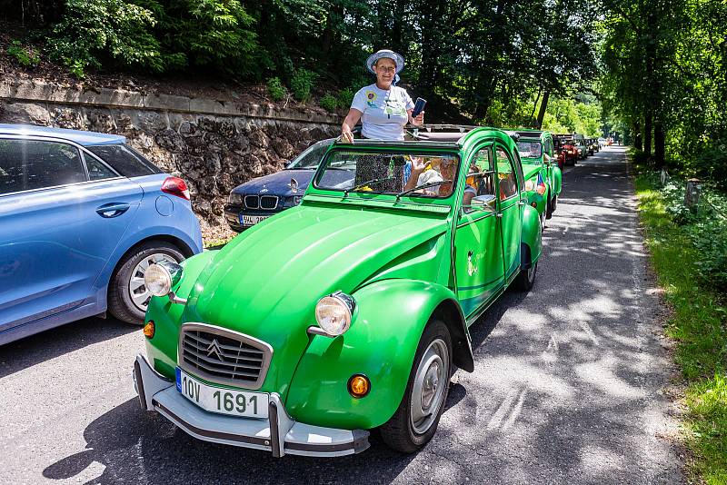 Národní sraz Citroënů 2CV, lidově zvaných kachen.