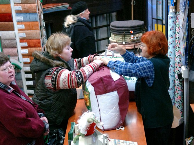 NA VÁNOČNÍ NÁKUPY MAJÍ LIDÉ už pouze týden. A v mnoha obchodech bude otevřeno také o nadcházejícím víkendu. Například trutnovská prodejna textilu a látek Vesna v Bulharské ulici bude zákazníkům k dispozici po oba dny od 8 do 14 hodin.