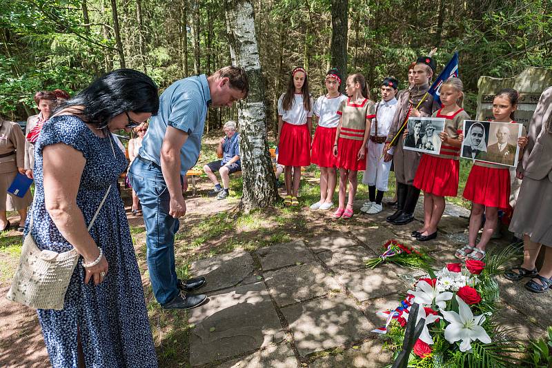 Pietní akce připomněly osudy lidí, kteří přes nebezpečí a hrozbu smrti neváhali podat pomocnou ruku parašutistovi a radistovi ze skupiny Silver A Jiřímu Potůčkovi.