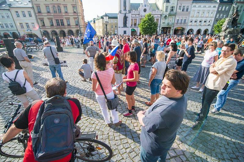 Z trutnovské demonstrace proti Babišovi.