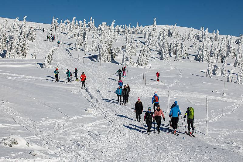 Slunečný víkend přilákal na hřebeny Krkonoš tisíce turistů, do terénu vyrazila řada skialpinistů.