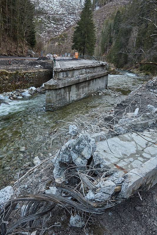 Královéhradecký kraj bourá tři mosty v Temném Dole ve východních Krkonoších na silnici mezi Horním Maršovem a Pecí pod Sněžkou, postaví místo nich nové.