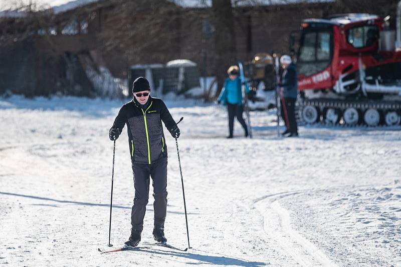 Běžkaři si užívají bílou stopu v Trutnově na Dvoračkách.