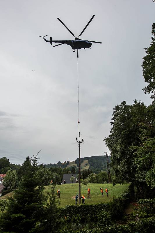 V Černém Dole na Trutnovsku byly usazeny nové stožáry elektrického vedení. Kvůli nepřístupnému terénu pro jeřáb musel stožáry usadit speciální vrtulník.