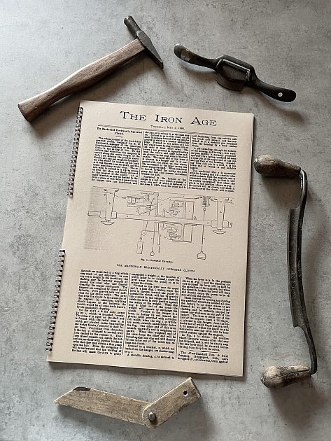 Americké noviny The Iron Age z roku 1895 s informací o vzniku předchůdce Ježka v kleci.