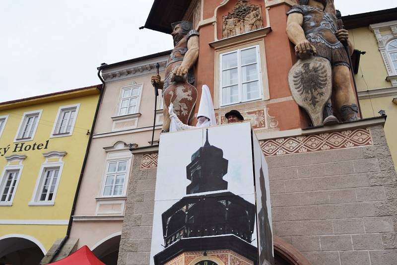 Přehlídkou zajímavých a neobvyklých masek byl masopust v Hostinném. 