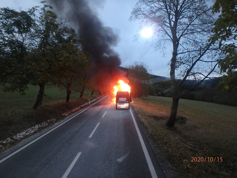 Na silnici v Rudníku hořelo auto.