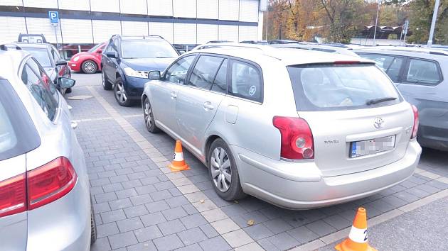 Na parkovišti u jednoho z obchodních domů v Trutnově došlo k poškození zaparkovaného vozidla značky Toyota.