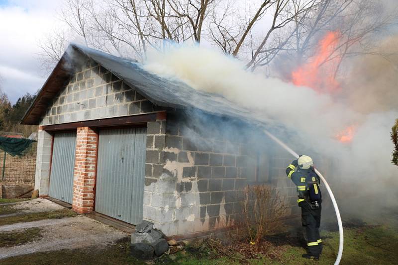 Při opravě střechy po vichru vznikl požár.