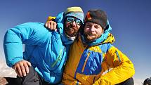 Mačky na nohy, cepíny do ruky, lyže na bágl a vzhůru k nejvyššímu bodu jižního Pamíru, štítu Karla Marxe (6723 metrů), se vydali horolezci z Krkonoš Libor Dušek, Zdeněk Jirouš a Jan Holubec.