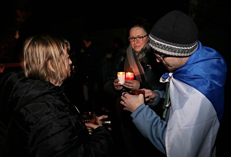 Celou neděli desítky lidí zapalovaly svíčky u chalupy Václava Havla na Hrádečku ve Vlčicích.