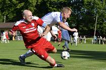Fotbalisté Vrchlabí (červené dresy) jsou třetím nejvýše postaveným týmem v podkrkonošském regionu.