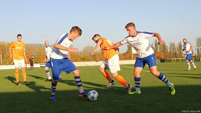 Na podzim vrchlabští fotbalisté porazili Kostelec nad Orlicí 3:2. A dařilo se jim i v jarní odvetě, když nejprve dotáhli vyrovnaný duel k bezbrankové remíze, aby pak ovládli penaltový rozstřel.