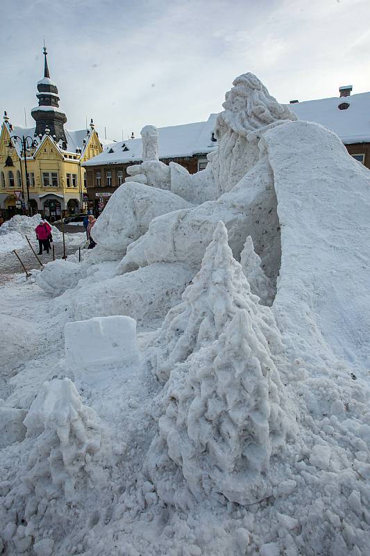 V Jilemnici na náměstí vyrostl  v tomto týdnu Krakonoš ze sněhu.