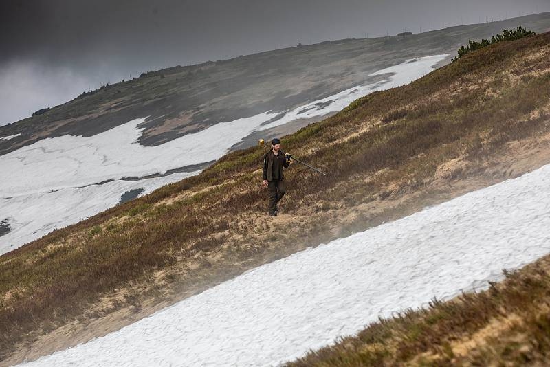 Strážci KRNAPu měřili výšku sněhové pokrývky na úbočí Studniční hory zvaném Mapa republiky. Novinkou se stalo měření pomocí dronu.