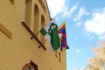 TIBET VEDLE DUBENCE. Obecní úřad v Dubenci zdobí od poloviny týdne vedle místní také vlajka Tibetu.