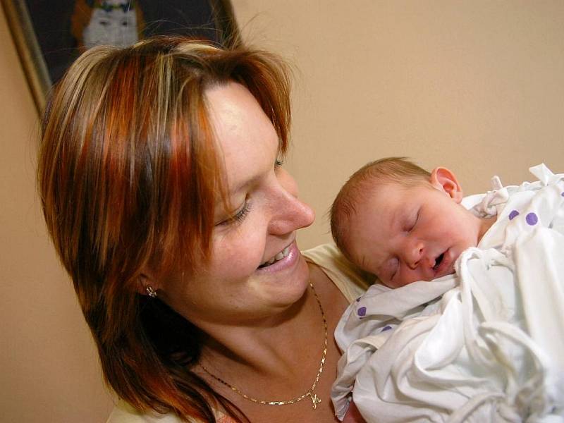 Natálka Tomková se narodila 24. září v 11.27 hodin mamince Pavlíně. Vážila 3,16 kg měřila 52 cm. Společně s tatínkem Miloslavem a bráškou Martínkem jsou doma v Libňatově.