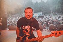 Martin Sedlák, organizátor největšího punkového festivalu v Česku Pod Parou, hraje na baskytaru v kapele N.V.Ú.