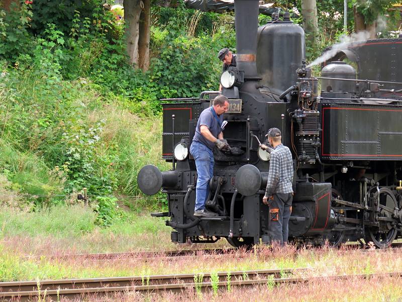 Soupravu historických vozů vedla o druhém srpnovém víkendu parní lokomotiva Babička - 310.0134.