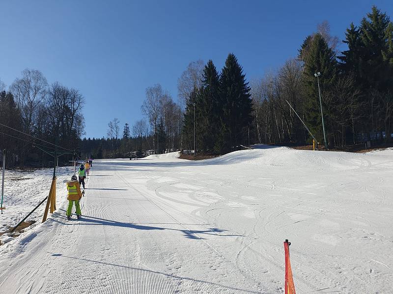 Do skiareálu v Radvanicích vyrazily letos převážně rodiny s dětmi. Hlavní sjezdovku přepůlil plotem majitel pozemku.