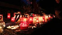 Celou neděli desítky lidí zapalovaly svíčky u chalupy Václava Havla na Hrádečku ve Vlčicích.