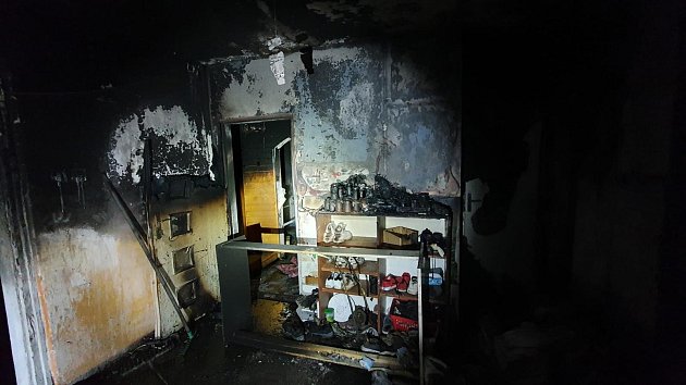 Po nočním požáru bytového domu v Úpici muselo město zajistit 17 lidem náhradní ubytování.
