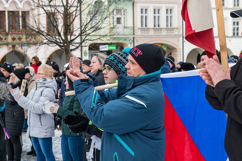 Demonstrace odpůrců protipandemických opatření v Trutnově na Krakonošově náměstí v neděli 23. ledna.